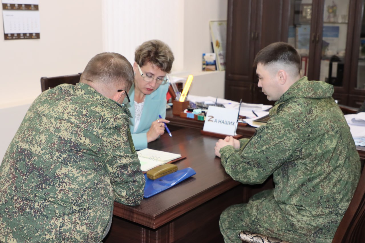 Провела рабочую встречу с представителями воинских частей.