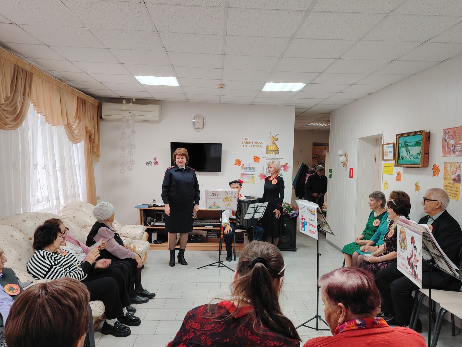 В День пожилых людей сотрудники Госавтоинспекции и волонтеры Центра по работе с молодежью Ипатовского округа призвали старшее поколение к безопасности на дороге.