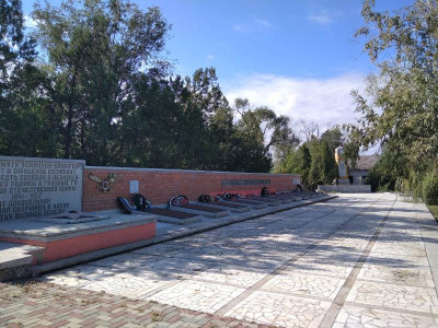 Братская могила 12 красных партизан, погибших в годы гражданской войны и 2 воинов Советской Армии, погибших в 1943г..